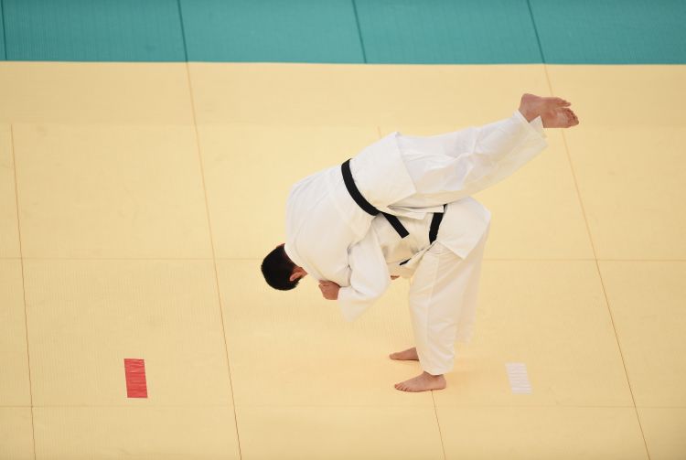 美媒：湖人和勇士正积极探索引进鹈鹕球员赫伯特·琼斯